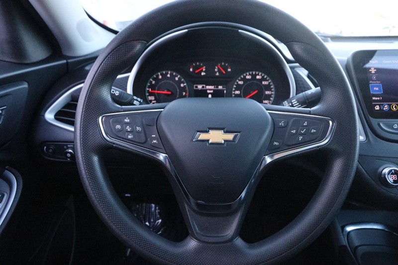 Chevrolet Malibu Vehicle Full-screen Gallery Image 10