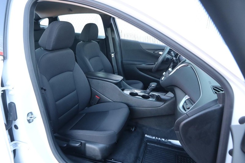 Chevrolet Malibu Vehicle Full-screen Gallery Image 24