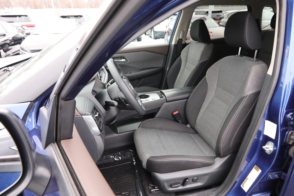 Nissan Rogue Vehicle Image 08