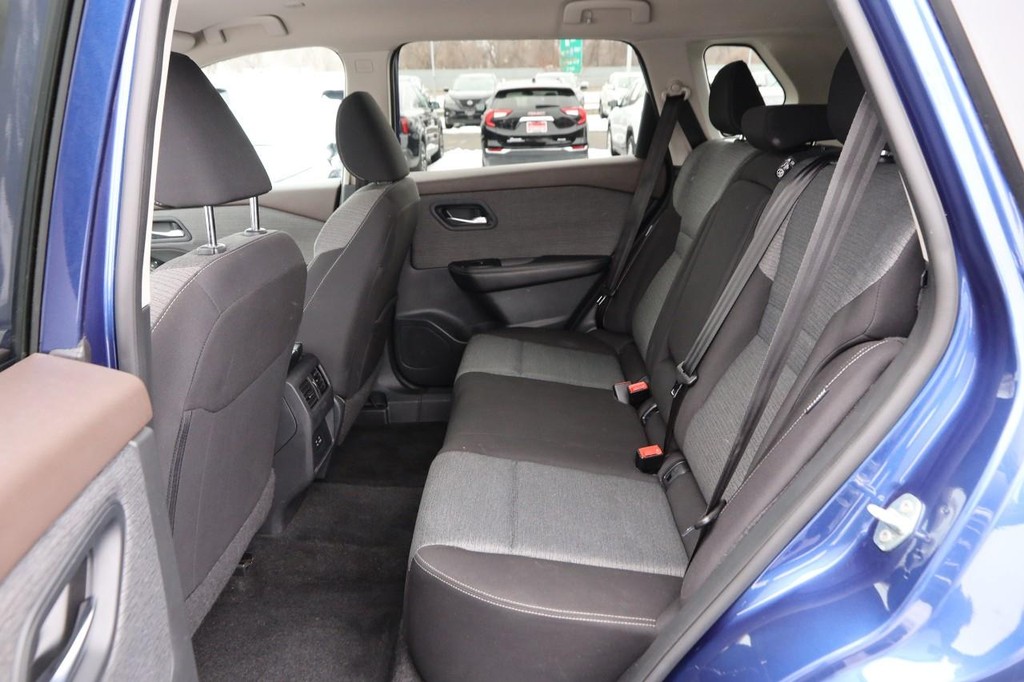 Nissan Rogue Vehicle Image 09