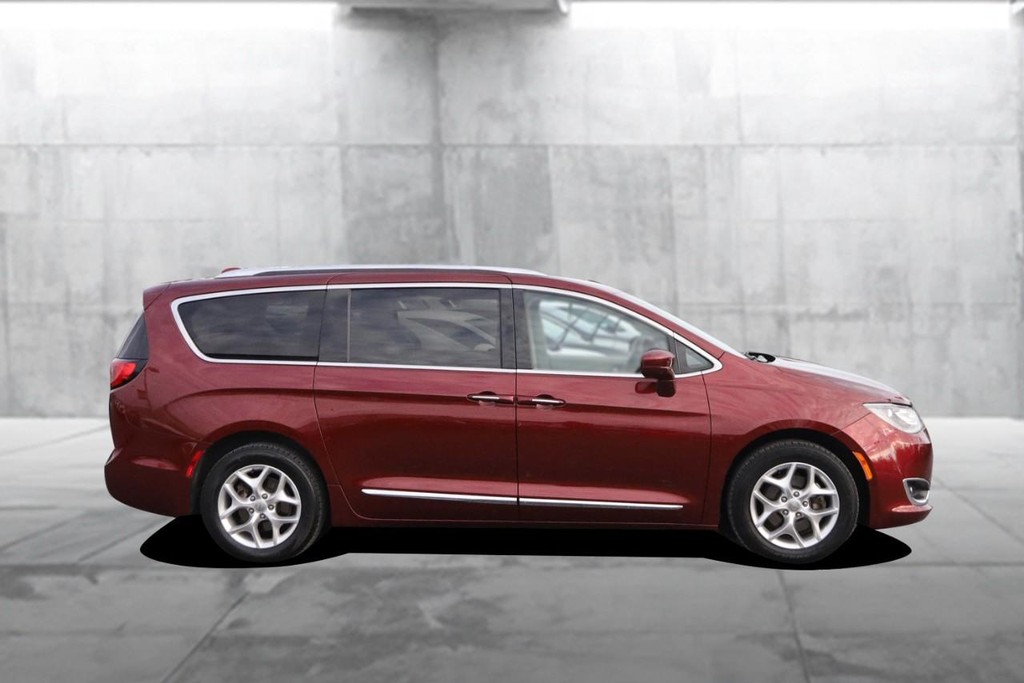 Chrysler Pacifica Vehicle Image 05