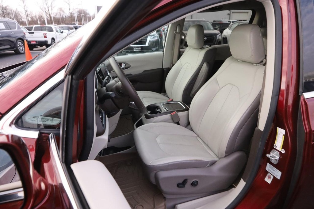 Chrysler Pacifica Vehicle Image 09