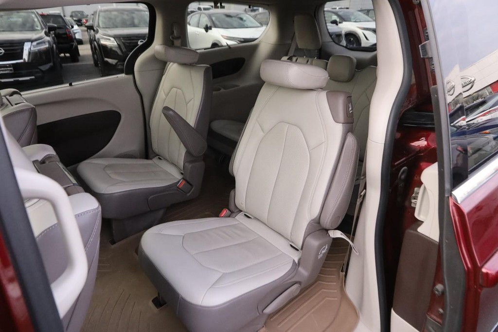 Chrysler Pacifica Vehicle Image 10