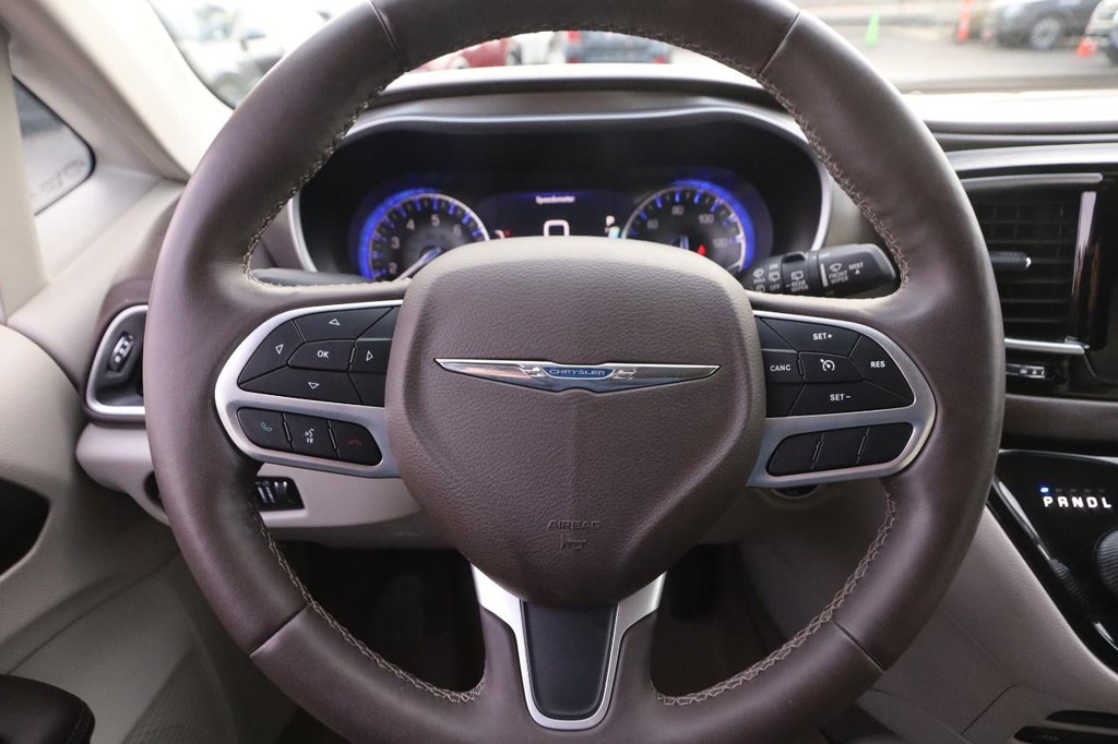 Chrysler Pacifica Vehicle Image 12