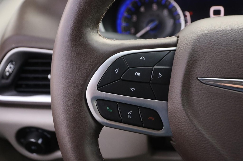 Chrysler Pacifica Vehicle Image 13