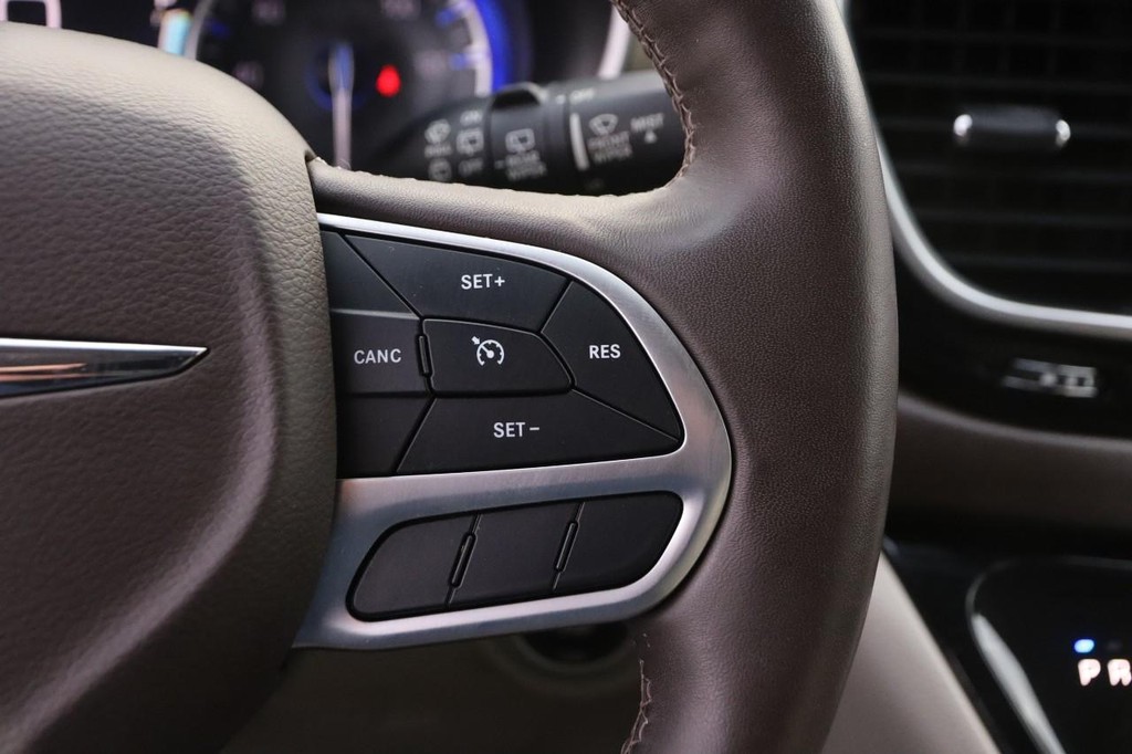 Chrysler Pacifica Vehicle Image 14