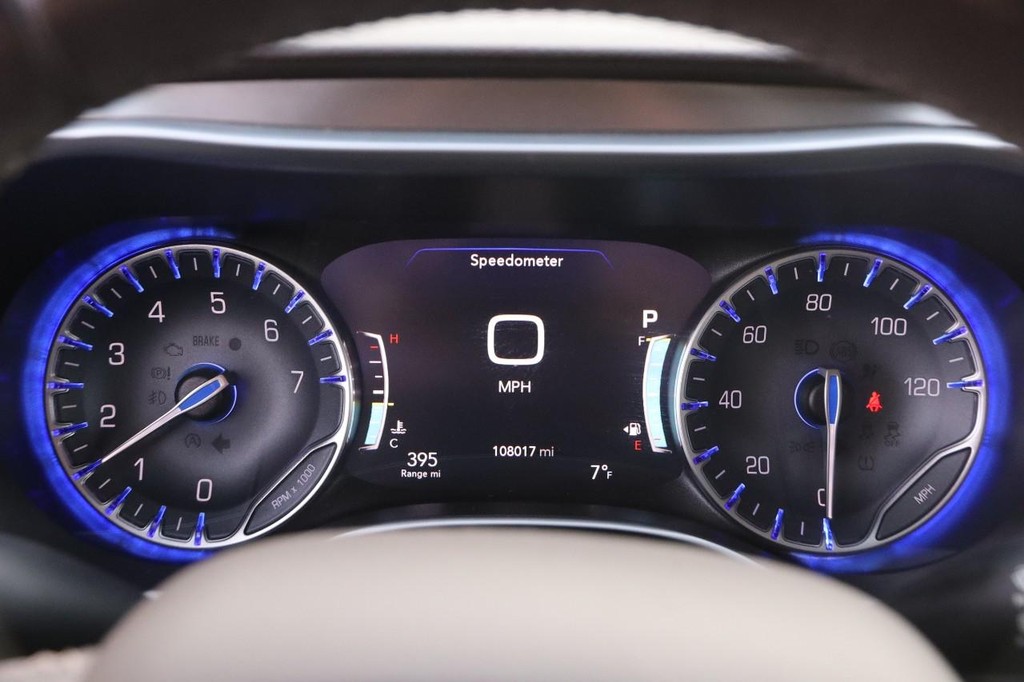 Chrysler Pacifica Vehicle Image 15