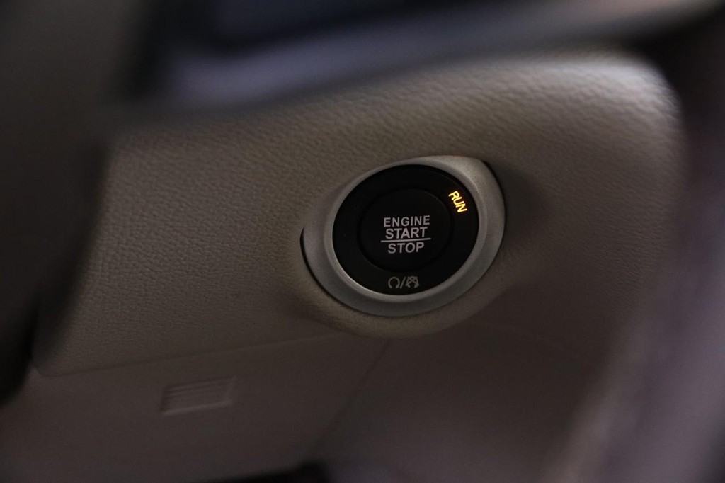 Chrysler Pacifica Vehicle Image 16