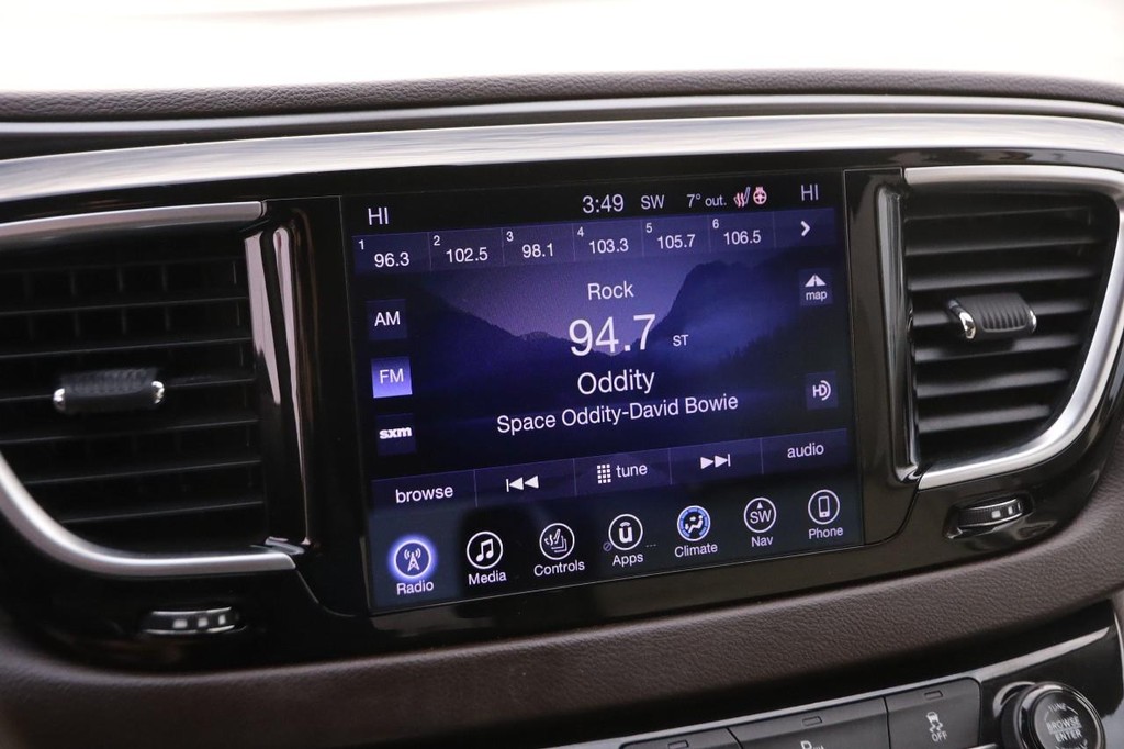 Chrysler Pacifica Vehicle Image 18