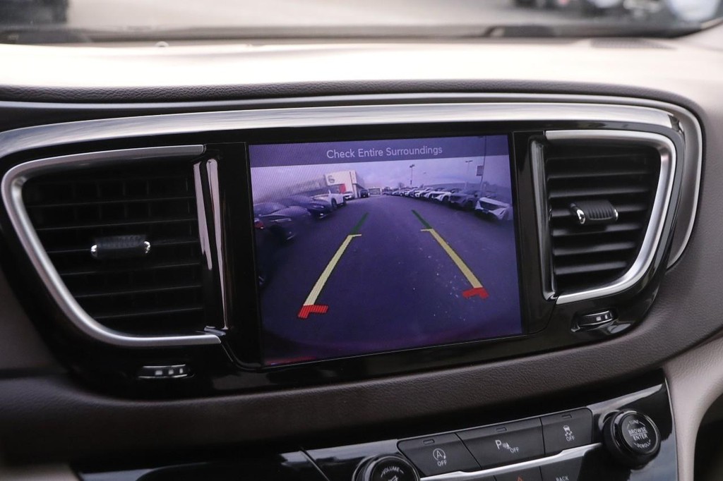 Chrysler Pacifica Vehicle Image 19