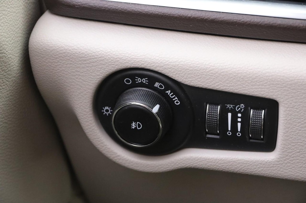 Chrysler Pacifica Vehicle Image 21