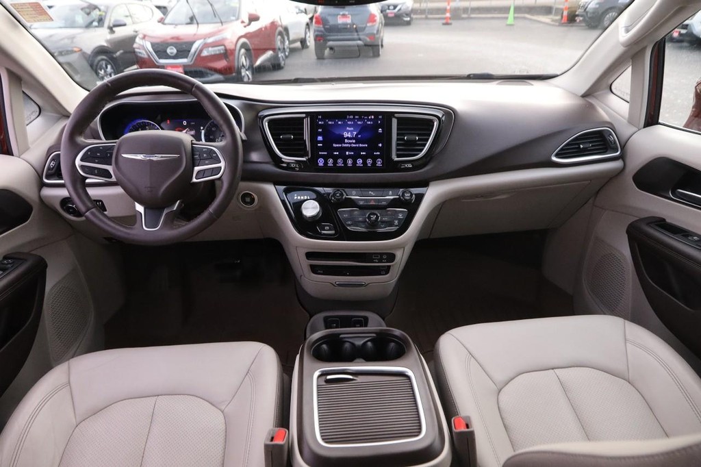 Chrysler Pacifica Vehicle Image 22