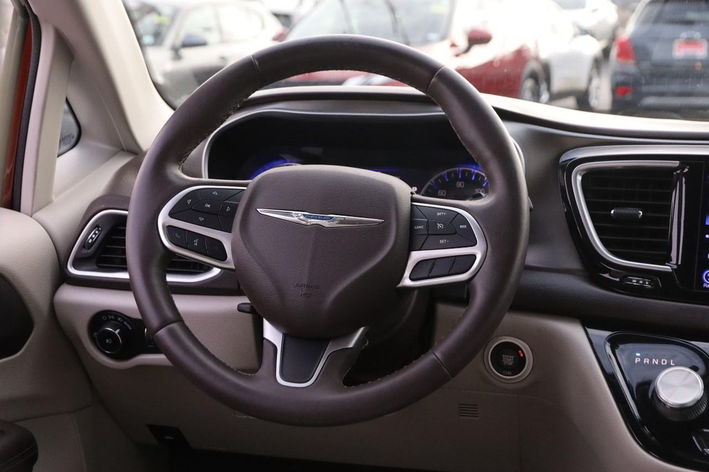 Chrysler Pacifica Vehicle Image 24