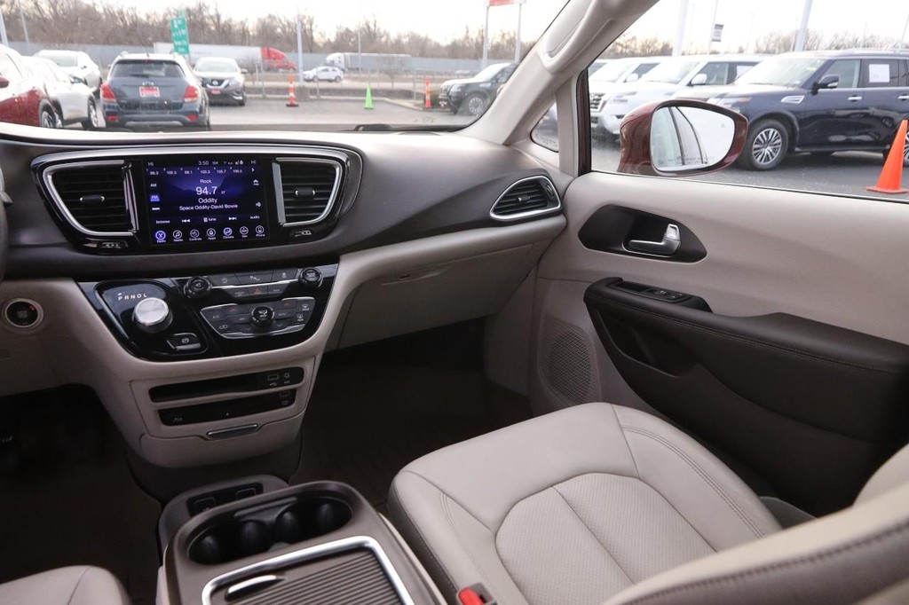 Chrysler Pacifica Vehicle Image 26