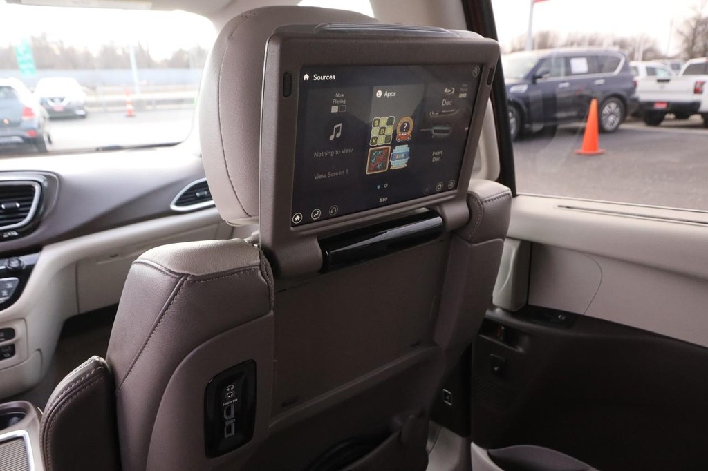 Chrysler Pacifica Vehicle Image 27