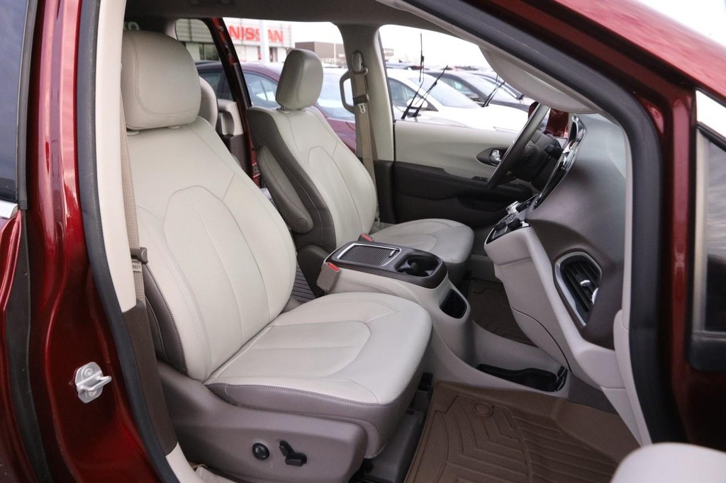 Chrysler Pacifica Vehicle Image 28