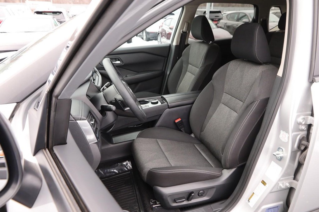 Nissan Rogue Vehicle Image 09