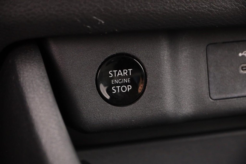 Nissan Rogue Vehicle Image 15