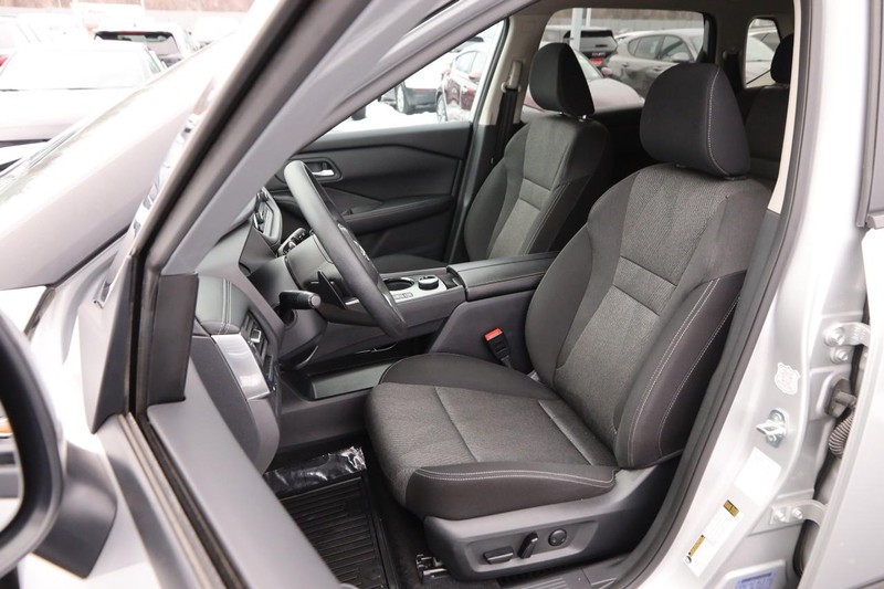 Nissan Rogue Vehicle Image 09