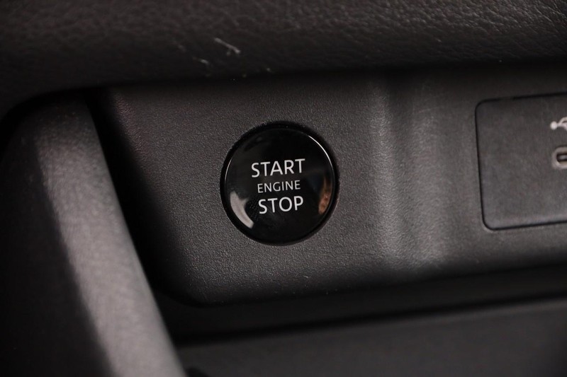 Nissan Rogue Vehicle Image 15