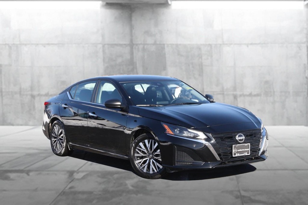 Nissan Altima Vehicle Image 02