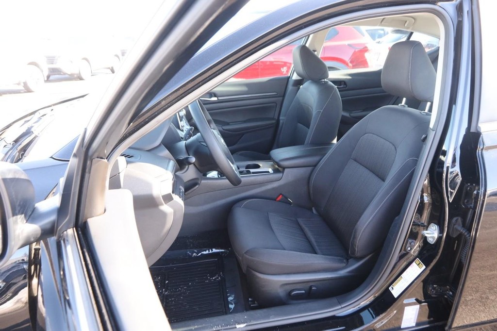 Nissan Altima Vehicle Image 08