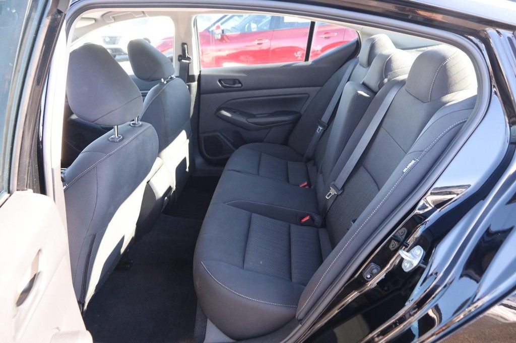 Nissan Altima Vehicle Image 09