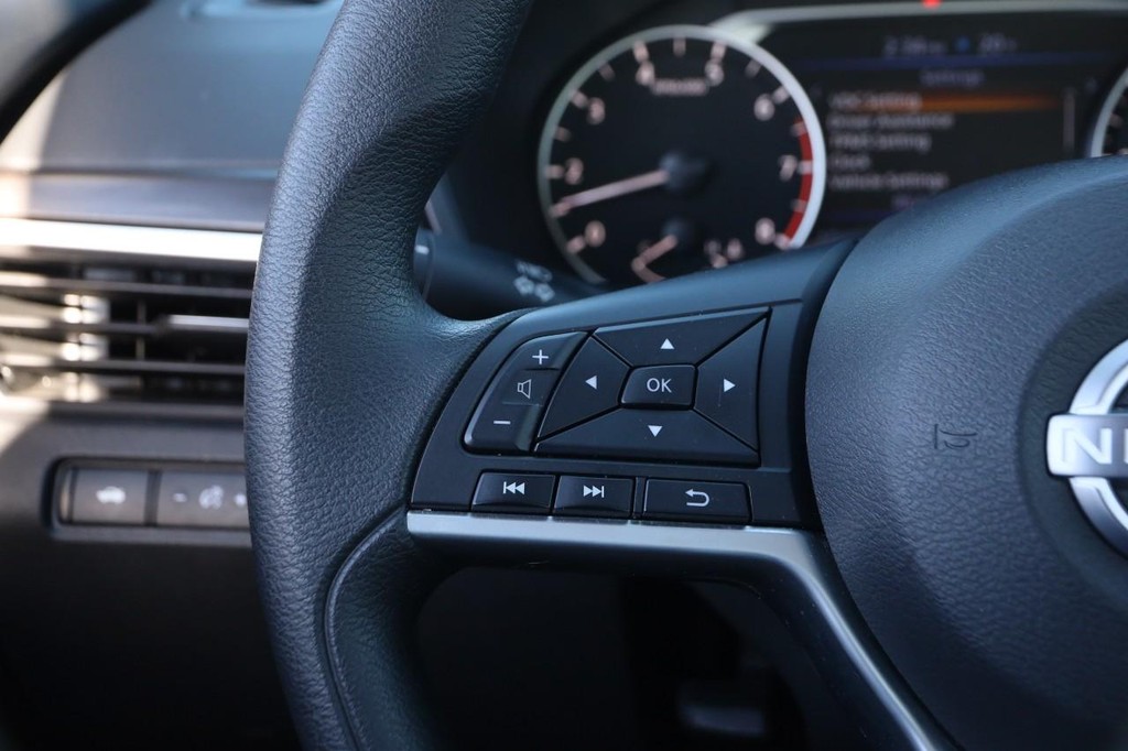 Nissan Altima Vehicle Image 11