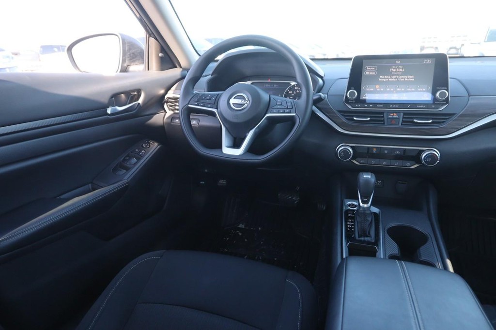 Nissan Altima Vehicle Image 21