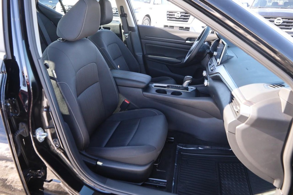 Nissan Altima Vehicle Image 25