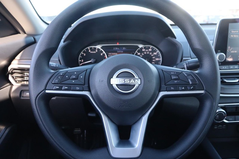 Nissan Altima Vehicle Image 10