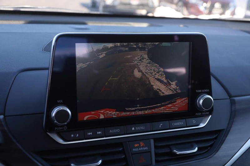 Nissan Altima Vehicle Image 17