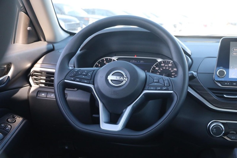 Nissan Altima Vehicle Image 22