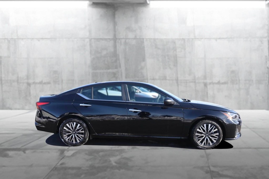 Nissan Altima Vehicle Image 05