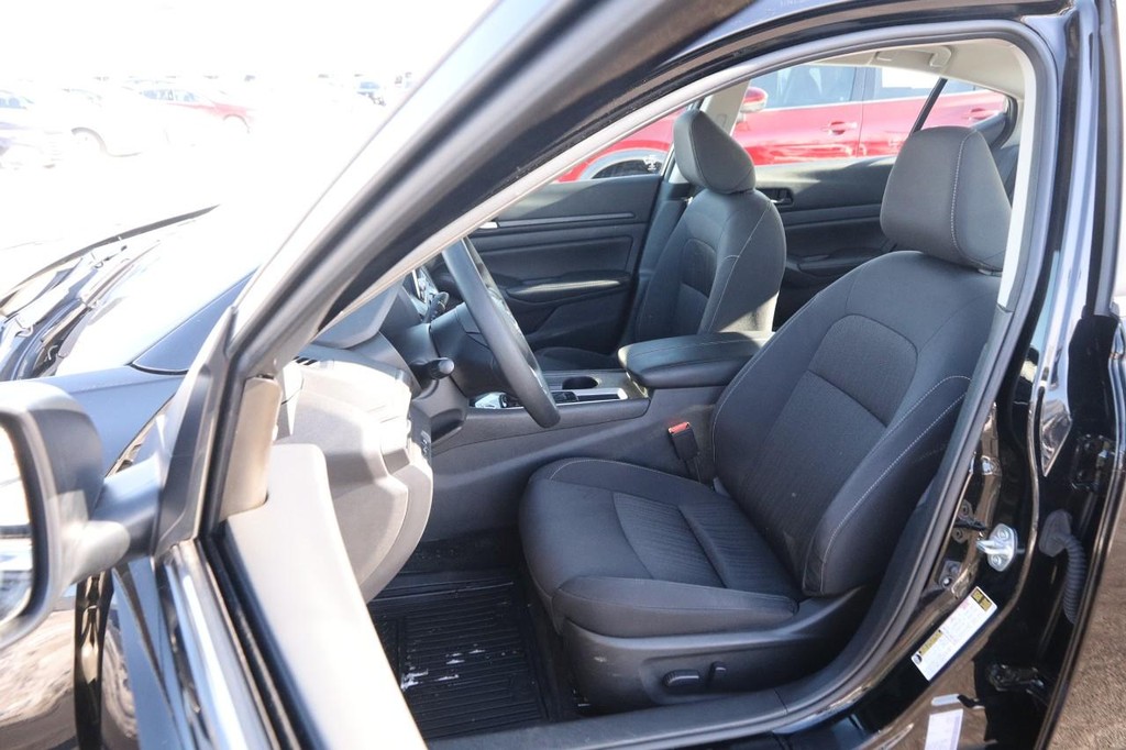 Nissan Altima Vehicle Image 08