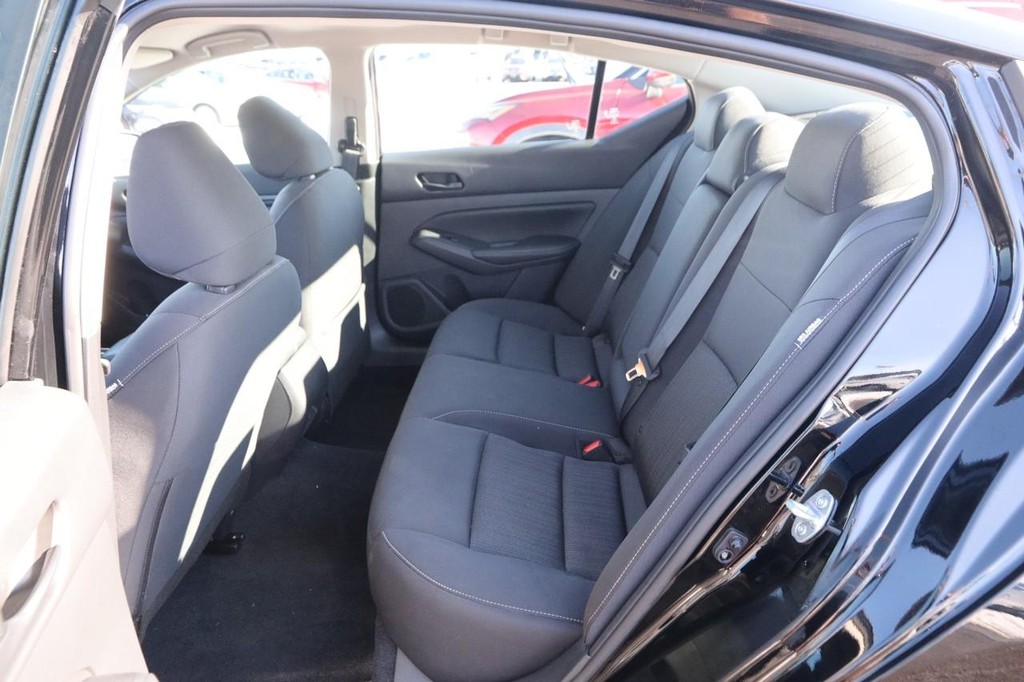 Nissan Altima Vehicle Image 09