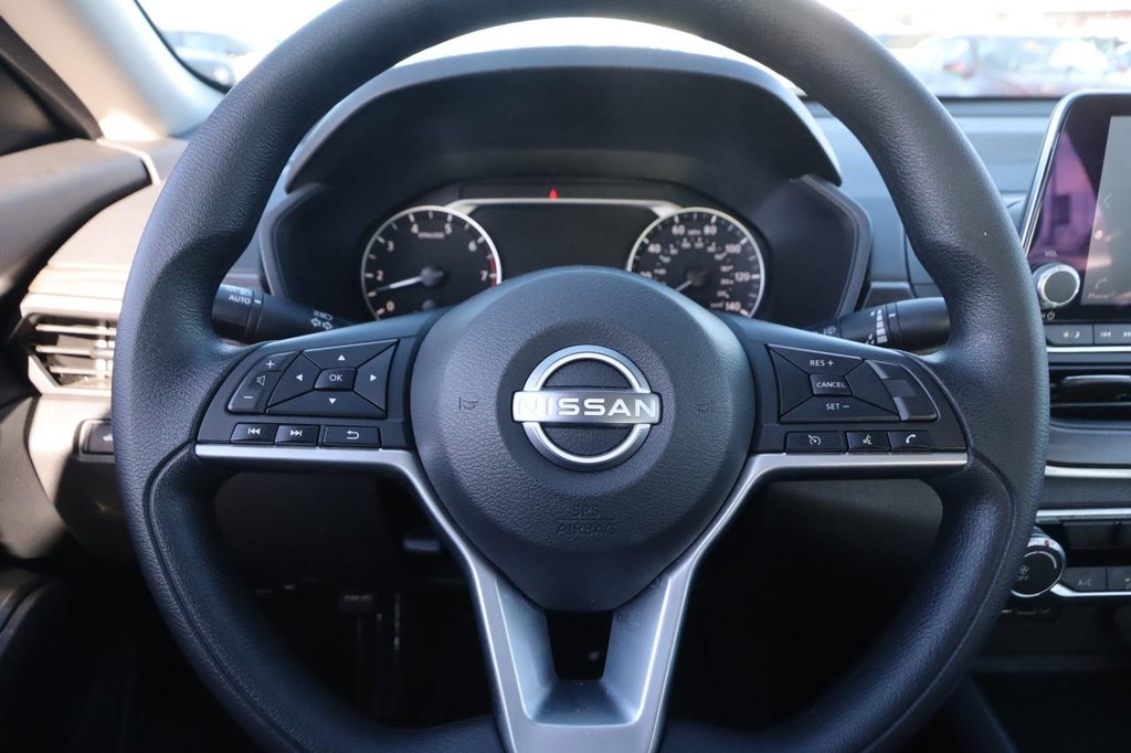 Nissan Altima Vehicle Image 10