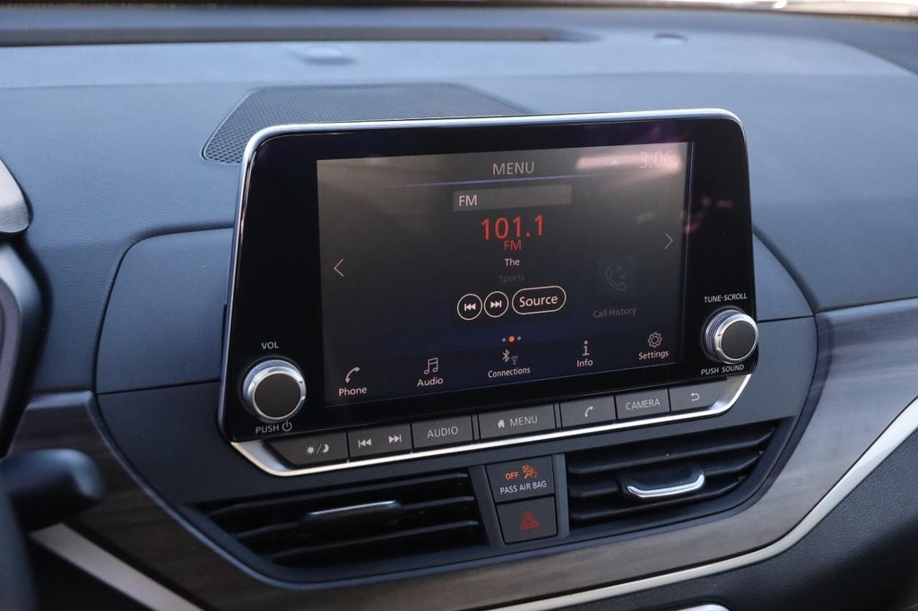 Nissan Altima Vehicle Image 15