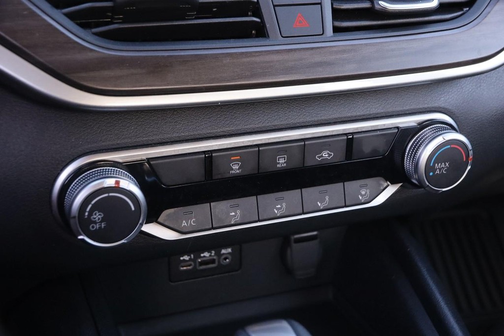 Nissan Altima Vehicle Image 17