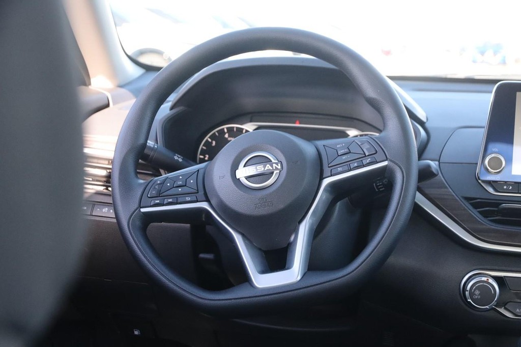 Nissan Altima Vehicle Image 22