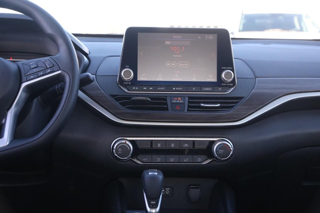 Nissan Altima Vehicle Image 23