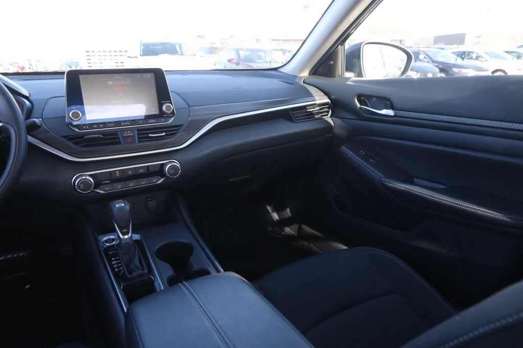 Nissan Altima Vehicle Image 24