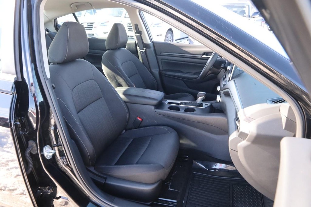 Nissan Altima Vehicle Image 25