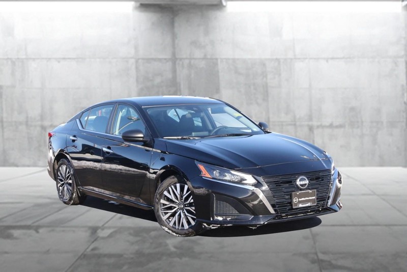 Nissan Altima Vehicle Image 02