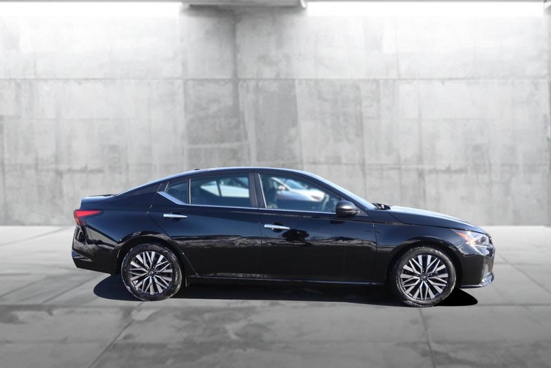 Nissan Altima Vehicle Image 05