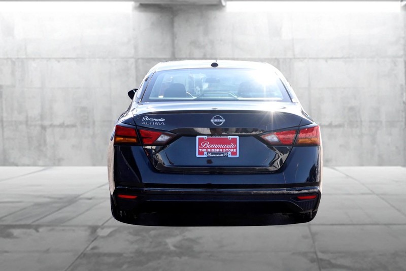 Nissan Altima Vehicle Image 06