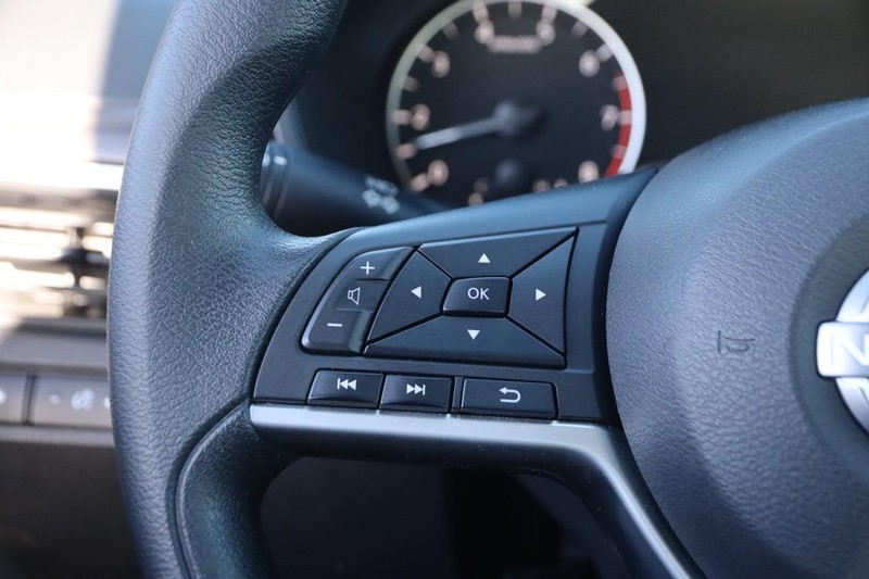 Nissan Altima Vehicle Image 11