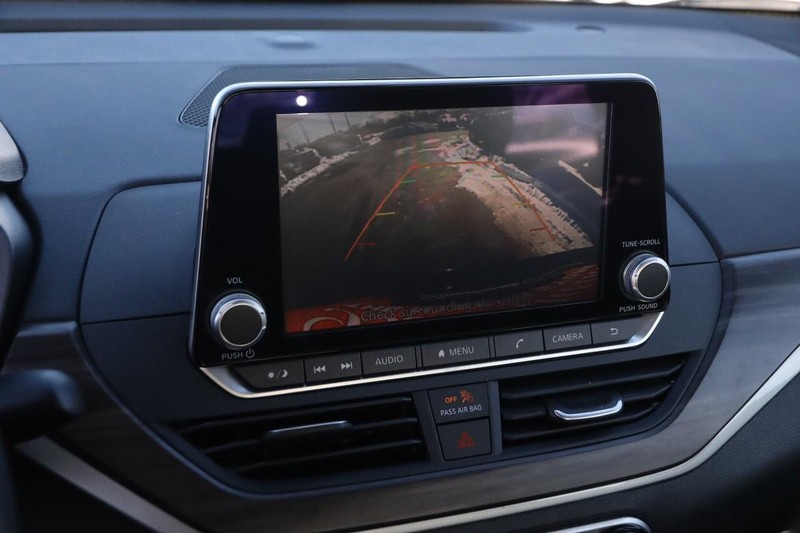 Nissan Altima Vehicle Image 16