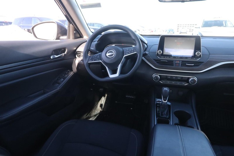 Nissan Altima Vehicle Image 21