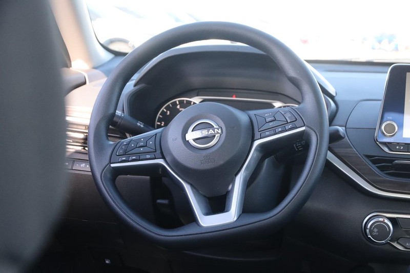 Nissan Altima Vehicle Image 22